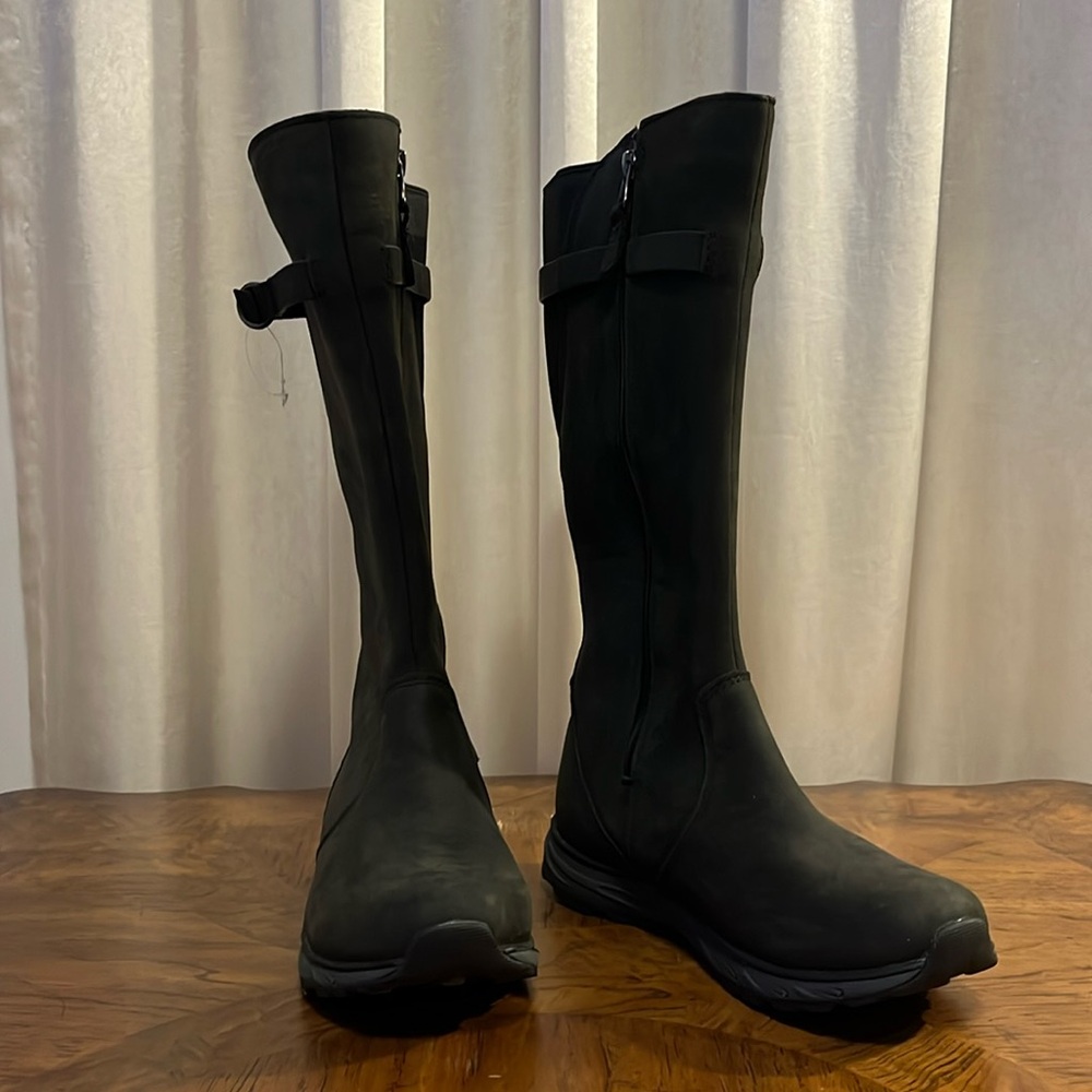 New without Tag size 6.5 Eddie Bauer Leather Lodge Boots waterproof